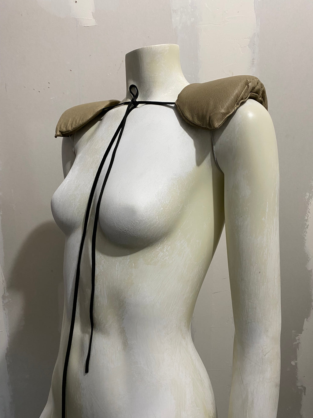 LEATHER SHOULDER PADS