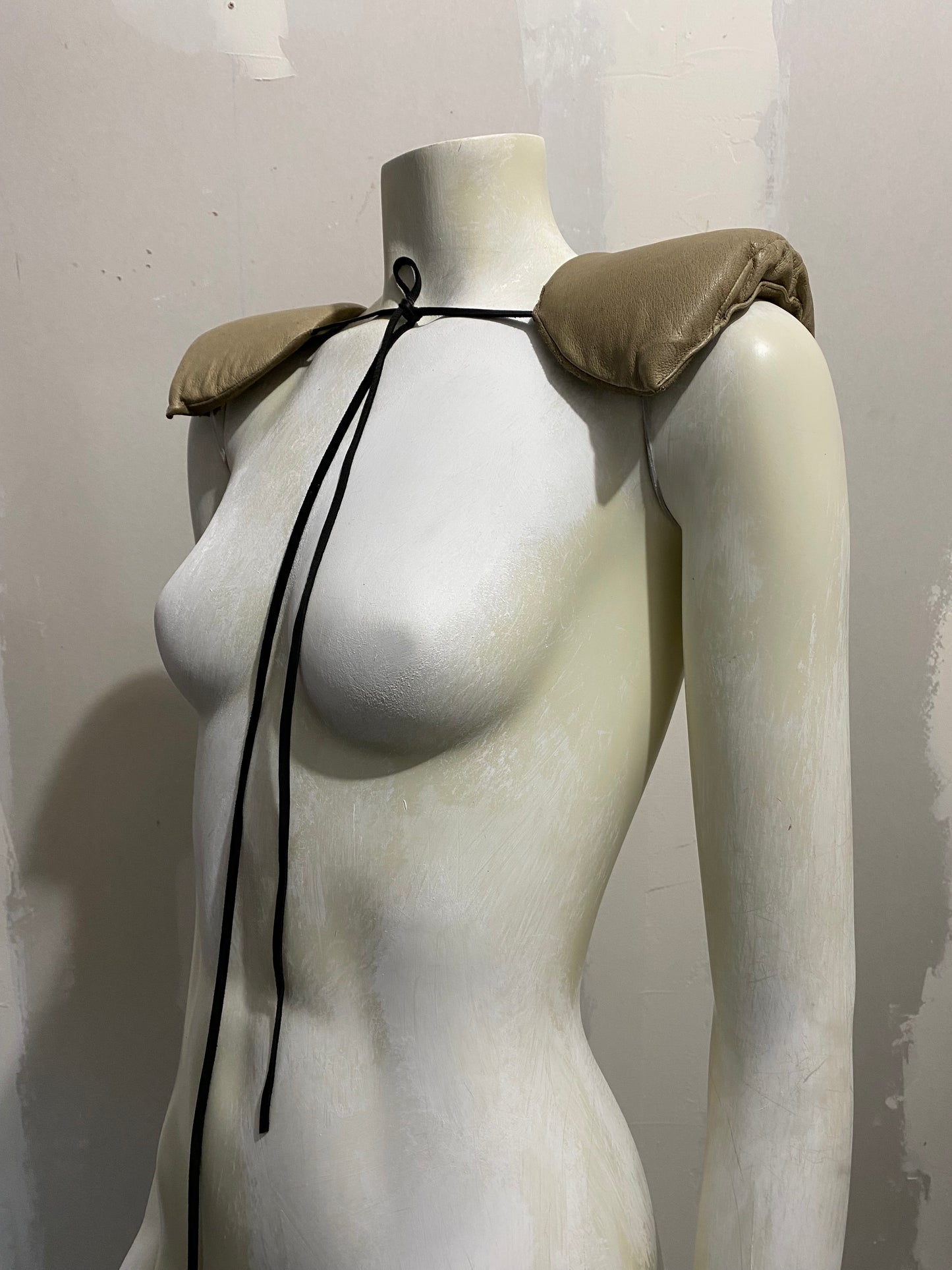 LEATHER SHOULDER PADS