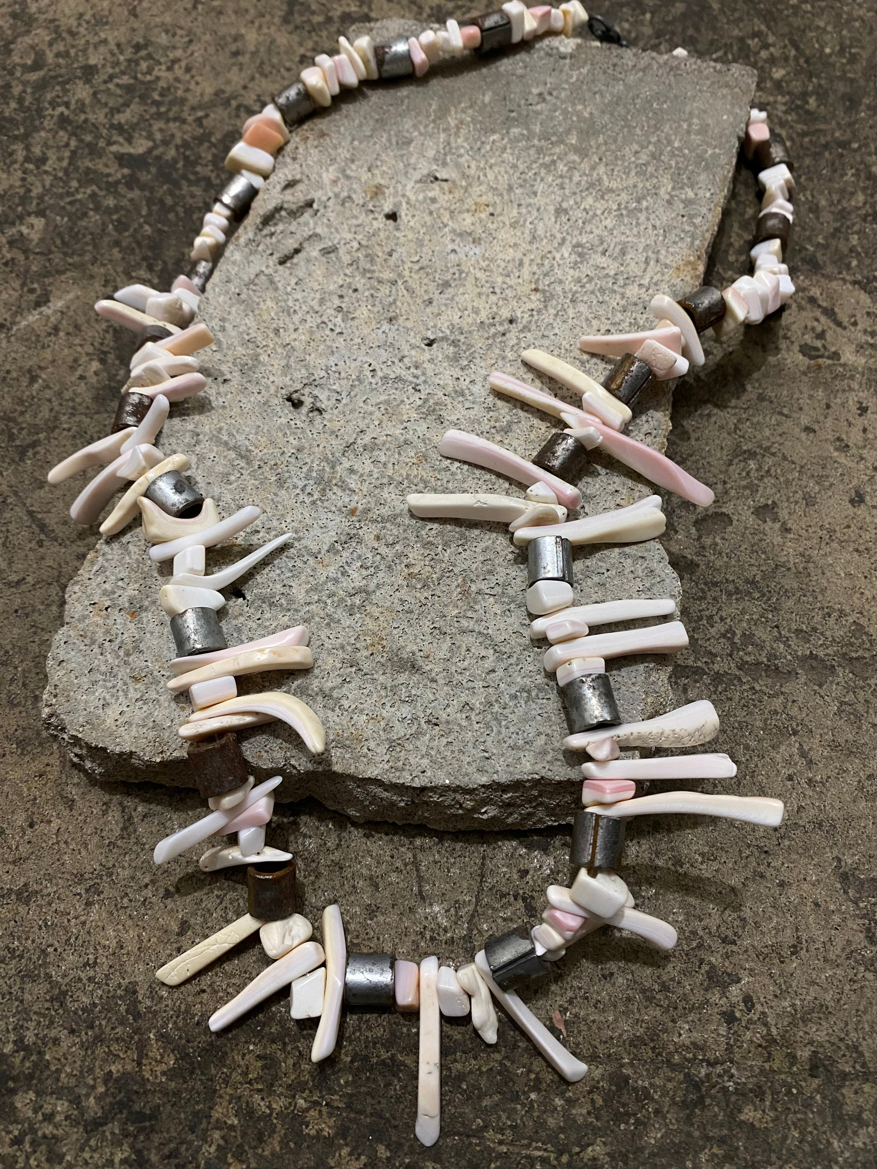 SHELL AND METAL NECKLACE