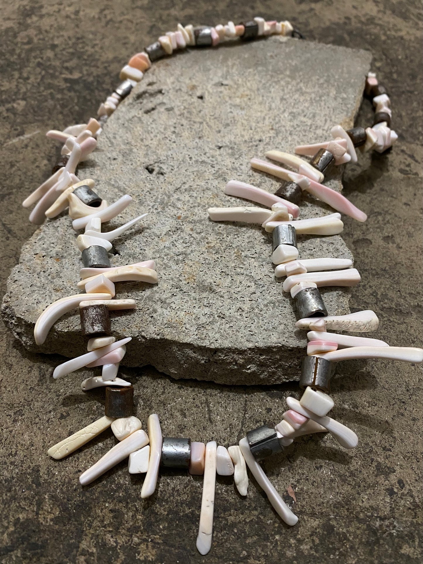 SHELL AND METAL NECKLACE