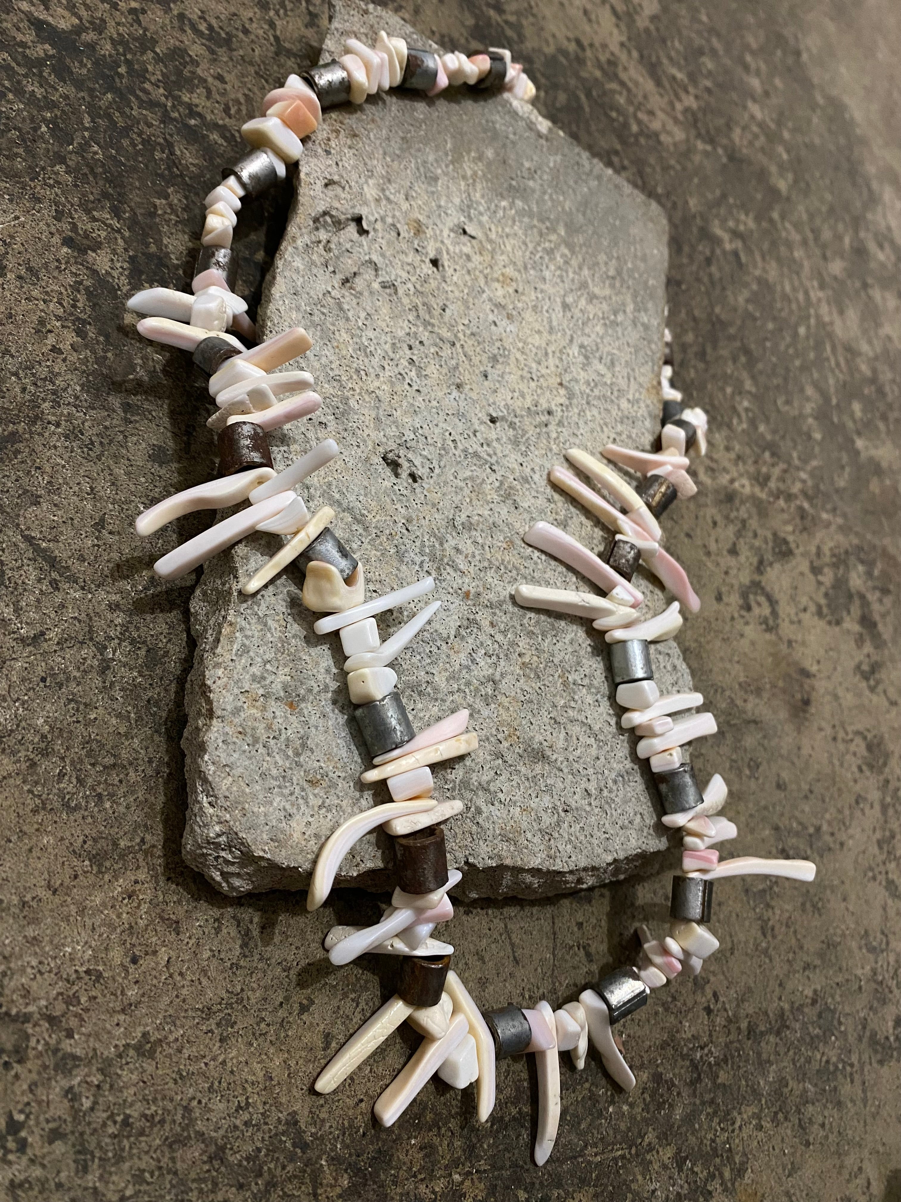 SHELL AND METAL NECKLACE
