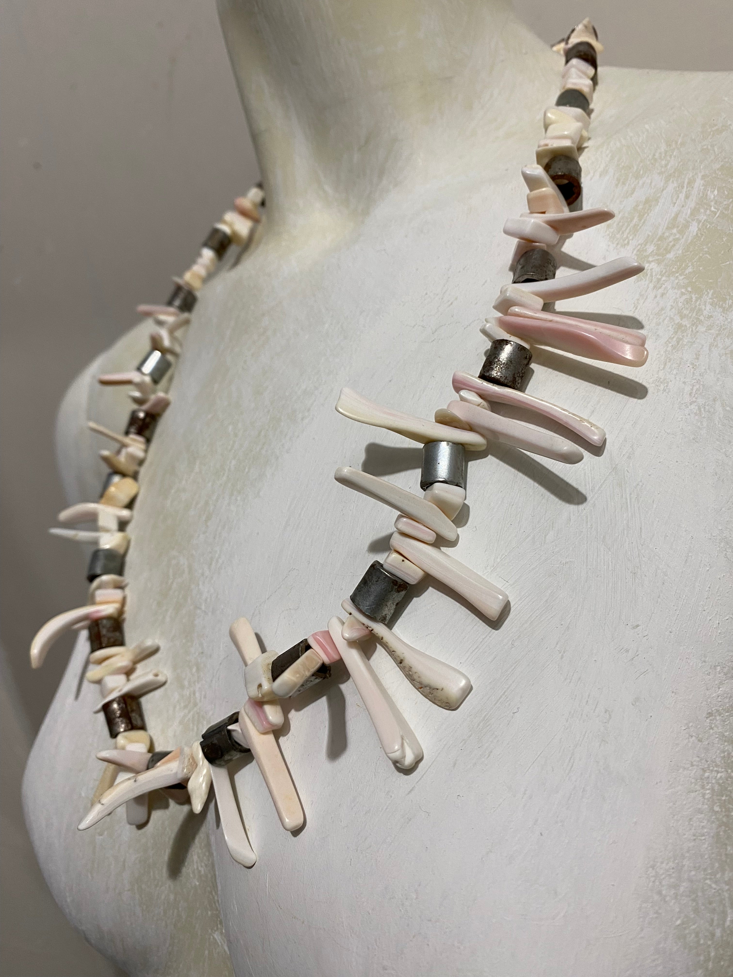 SHELL AND METAL NECKLACE