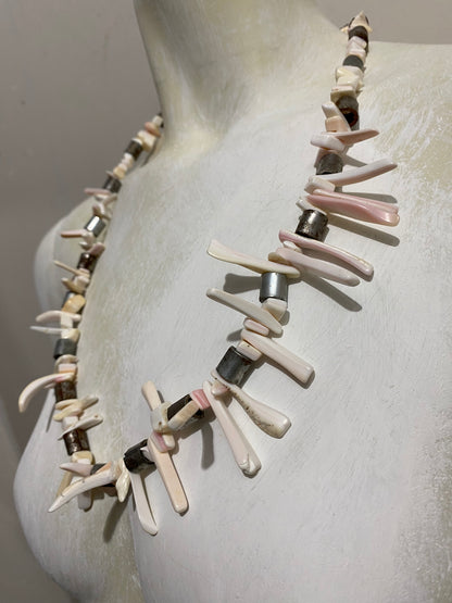 SHELL AND METAL NECKLACE