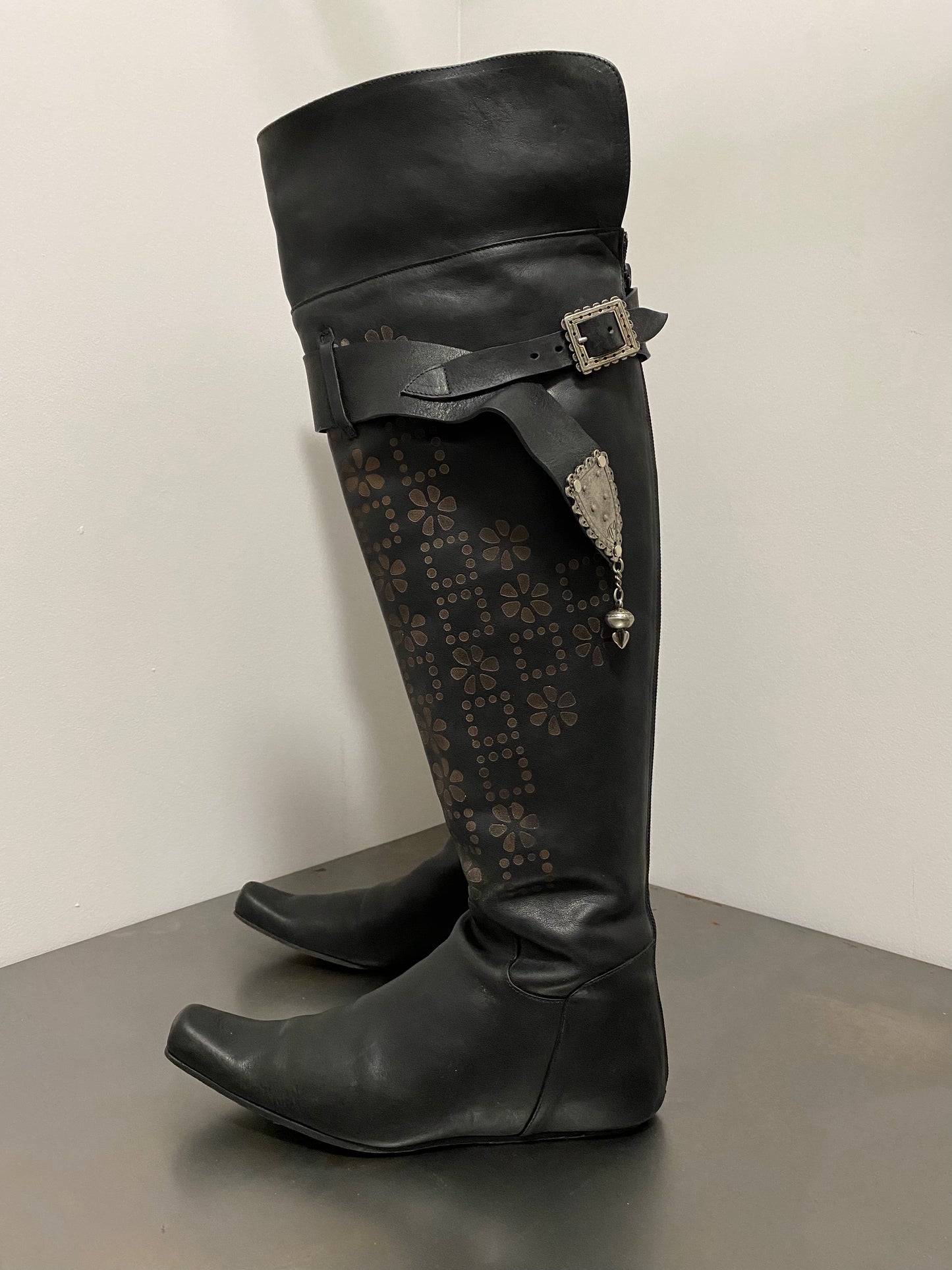 MARITHÉ + FRANÇOIS GIRBAUD BELTED LEATHER BOOTS